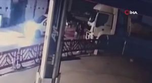 Adana'da genç kızlar tekme ve yumruklarla kavga etti
