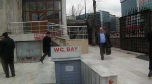 Gaziosmanpaşa' da kapalı tuvaleti vatandaşı isyan ettirdi