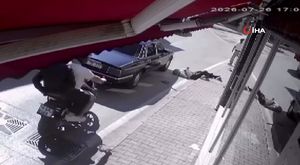Alev alan elektrikli araç bomba gibi patladı... O anlar kamerada