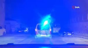 Kamyonete çarpan motosikletli ve arkadaşı böyle savruldu