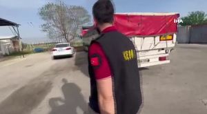 Adana'da genç kızlar tekme ve yumruklarla kavga etti