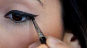 Kanatlı Eyeliner Bakın Nasıl Çekiliyor