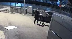 İstanbul'da aşırı hız yapan otomobil sürücüsü boş araziye uçtu