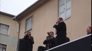 Cumhurbaşkanı Gül Of'ta Halkı Selamladı