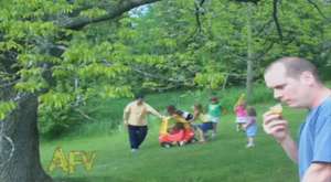 İlk defa gölgelerini gören çocukların tepkileri izleyenleri gülmekten kırıp geçiriyor :)))