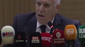 Fotoğraf çektirirken göle düşen çocuğunu kurtarmak için atladı