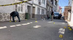 Bursa'da ‘yan bakma’ kavgası kamerada: Caddeyi boks ringine çevirdiler