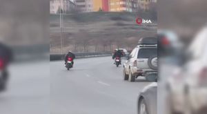 Kaza yapan otomobilin arkasından metrelerce koştu: O anlar kamerada