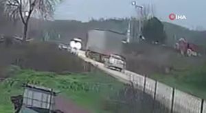 Bursa'da küçük çocuk 200 kiloluk demir kapının altında kaldı