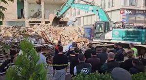 Otomobillerin kafa kafaya çarpıştığı kaza kamerada
