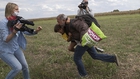 Kadın kameraman mülteciye tekme attı
