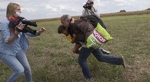 Kadın kameraman mülteciye tekme attı