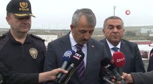 Seyir halindeki tıra yaklaşıp içindeki koyunları çaldılar