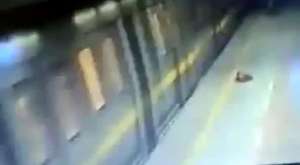 Video shock: donna si butta sotto un treno