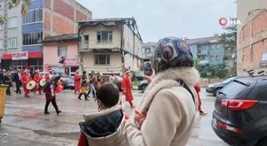 Bursa'da sahile inen yaban domuzu şaşkına çevirdi! İğneye rağmen yoluna devam etti