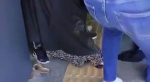 Zifte bulanan yavru köpeği kurtarıp, bakımını yaptılar