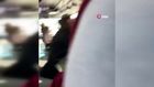 Metrobüste gözü dönen kadın, hem hakaretler savurdu hem adamın yüzüne tükürdü