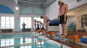 Yüzücülerin Bir Şişe Vodka Kullandıktan Sonra Yüzme Havuzu