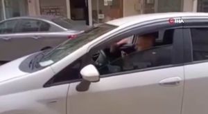 Otomobil ile motosikletin kazası kamerada: 1 yaralı