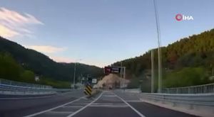 Fotoğraf çektirirken göle düşen çocuğunu kurtarmak için atladı