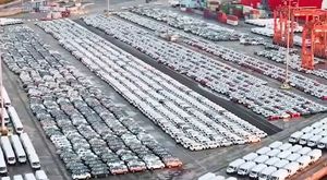 Öğrencinin üzerine kar kütlesi düştü!