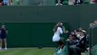 Serena Williams seyircinin kucağına oturdu - Wimbledon 2014