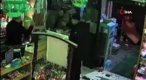 Bursa'da kontrolden çıkan otomobil ağaca çarptı, yaya son anda kurtuldu!