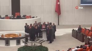İzmir’de köpeğe işkence anbean kamerada