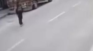 BURSA ’DA 3 KADIN, KUCAĞINDA ÇOCUĞU OLAN ANNEYİ DÖVDÜ