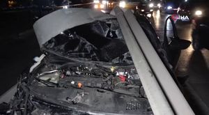 Samsun’da otomobil refüje çarptı: 2 yaralı