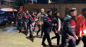 Çöp karıştırırken bulduğu bayrağı bakın ne yaptı