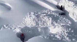 BAŞKANIN SOFRASI TEPKİ ÇEKTİ: ''YİYİN EFENDİLER, YİYİN!''