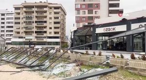 Bursa'da pes dedirten anlar: Motosikletliyle çarpıştı, ilk işi aracına bakmak oldu