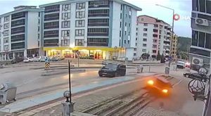 BAŞKANIN SOFRASI TEPKİ ÇEKTİ: ''YİYİN EFENDİLER, YİYİN!''