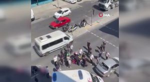 Otomobil, yol temizliği yapan belediye aracına çarptı
