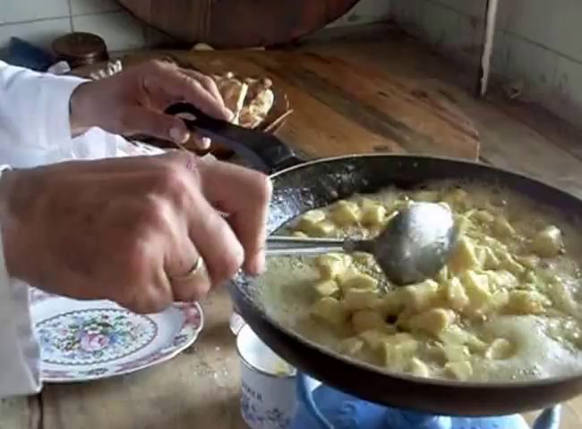 Tavada Gravyer Peynirli Omlet Videosu Tavada Gravyer Peynirli Omlet Videosu