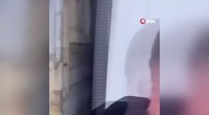 Tartıştığı arkadaşının baltayla kestiği kafasını sokağa fırlattı