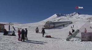 Seyir halindeki otomobil alev alev yandı