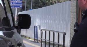 10 kilometre kaçtı, ehliyetsiz çıktı...Gençlerin suç pazarlığı kamerada