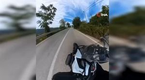 Cemaatin ayakkabılarını denedi, kendine olanı çaldı