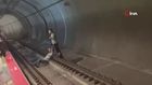 Pes dedirten görüntü! Bir kişi, metronun raylarına uzandı