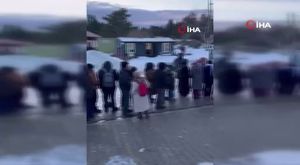 Bursa'da park halindeki araçların arasından çıkan yayaya çarptı!