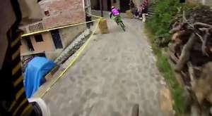 Tehlikeli engeller ile yokuş aşağı dağ bisikleti yarışı