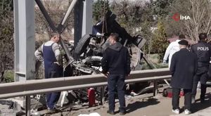 Bursa'da lüks otomobil ağaca çarparak pert oldu