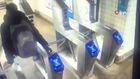 Metro turnikesinden atlarken canından oldu
