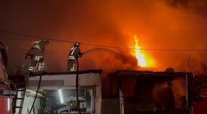 KEDİYE ÇARPAN MOTOSİKLETLİ KURYE KAZA YAPTI