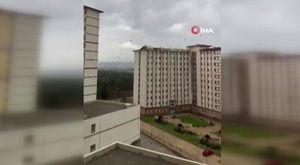 Duvara çarpıp çukura düşen alkollü şahsın ilginç anları kamerada