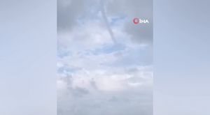 3 araca kaza yaptırıp vatandaşlar tarafından durduruldu... Kaza anı kamerada