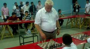 Evgeni Vasiukov, en beğendiği 15 oyuncuya karşı oynuyor