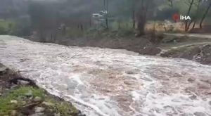 Hastanede akılalmaz olay: Oğlu sevgilisini bıçaklayan anneden polise tokat!